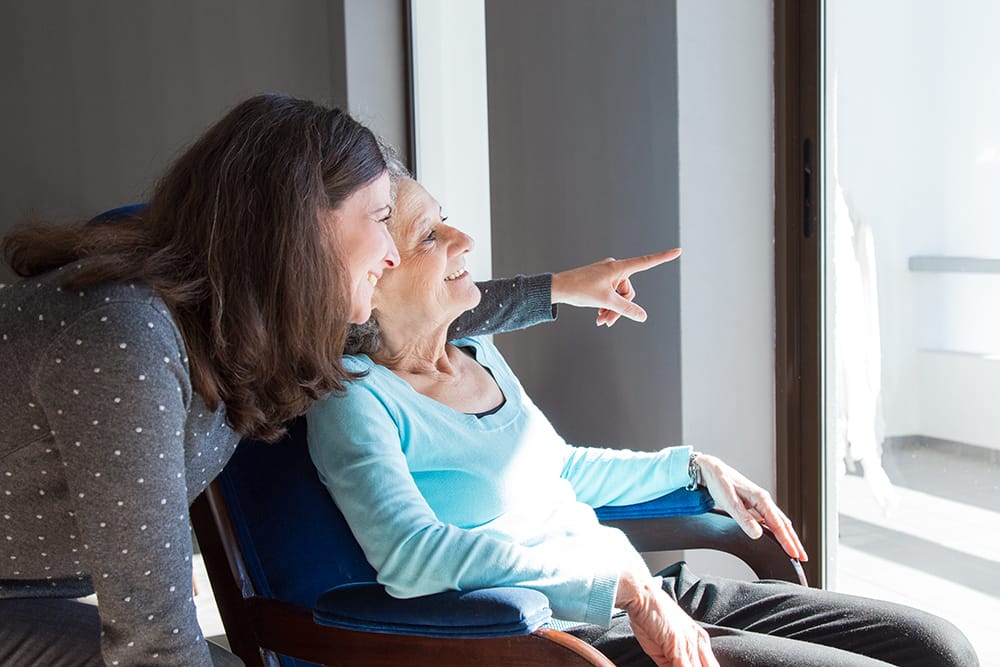 Figlia accudisce la madre con Alzheimer.